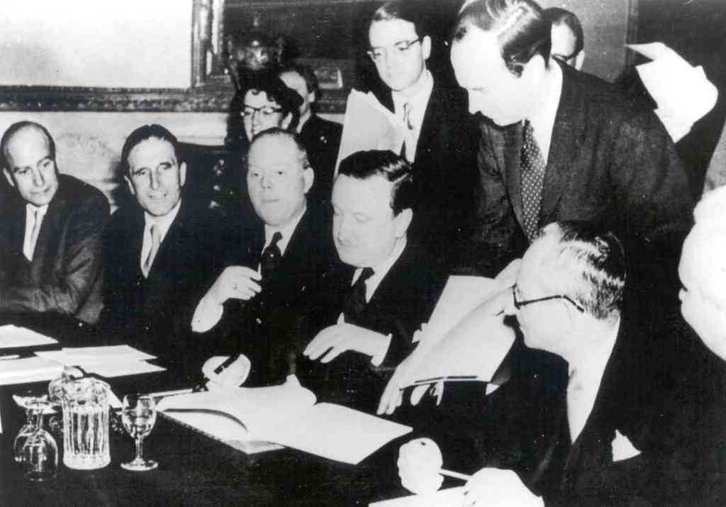 Hermann Josef Abs firma el Acuerdo de Londres sobre la deuda alemana en 1953. Wikipedia